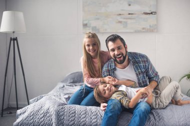 Baba ve çocukları yatağa dinlenme