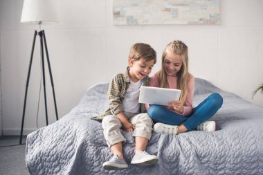 çocuklar tablet birlikte kullanma
