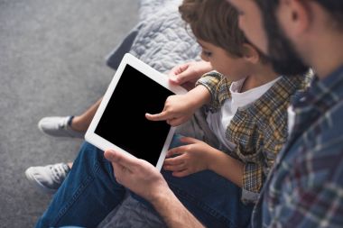 Baba ve oğul tablet ile