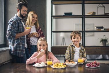 Aile kahvaltısını evde yapıyor.
