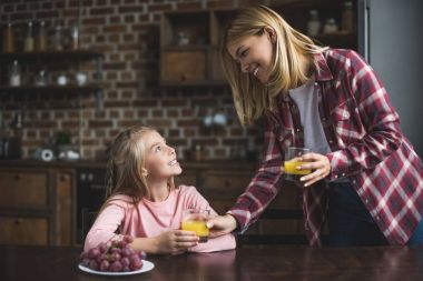 Anne ve kızı having kahvaltı