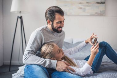 Baba ve kızı alarak selfie