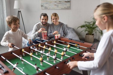 Masa futbolu oynayan kardeşler