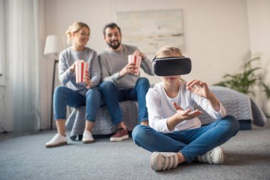 VR kulaklık oynayan çocuk