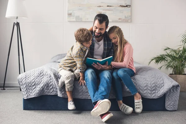 Livro de leitura da família juntos — Fotografia de Stock