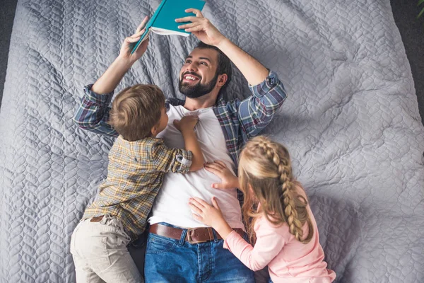 Father reading book to kids — Stock Photo, Image