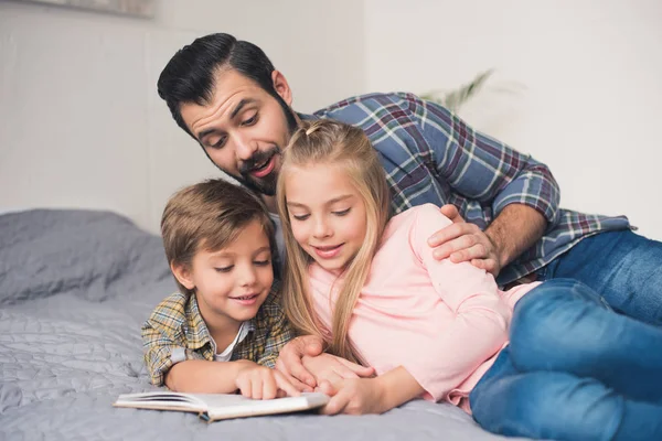 Family reading book together — Stock Photo, Image