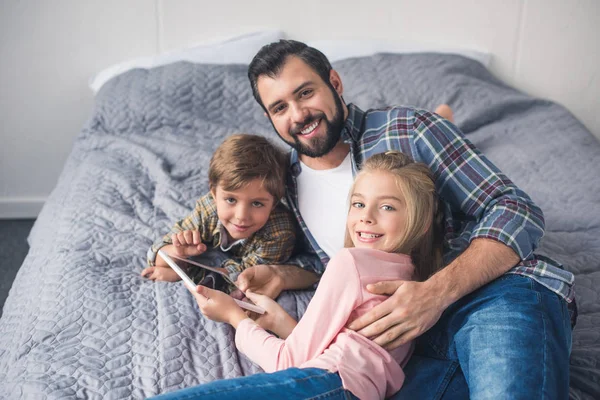 父とタブレットの子どもたち — ストック写真