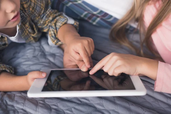 Kinder nutzen gemeinsam Tablet — Stockfoto