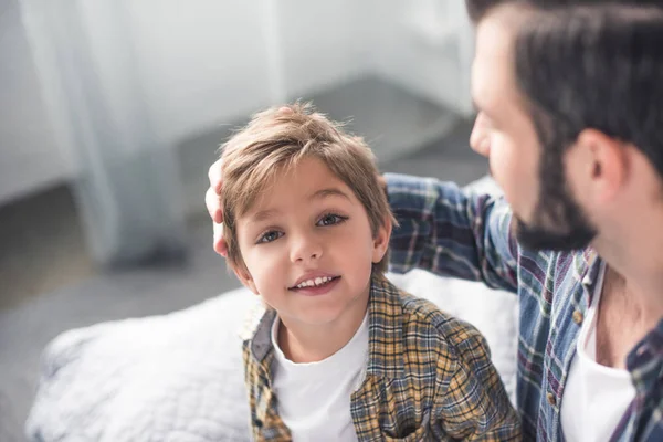 Niedlicher kleiner Junge — kostenloses Stockfoto