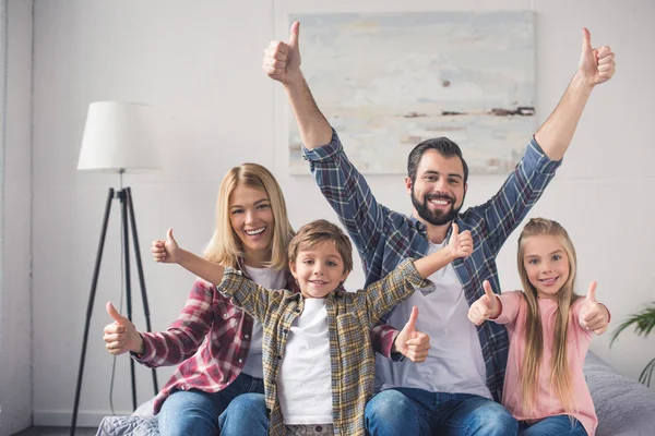 Família mostrando polegares para cima — Fotografia de Stock