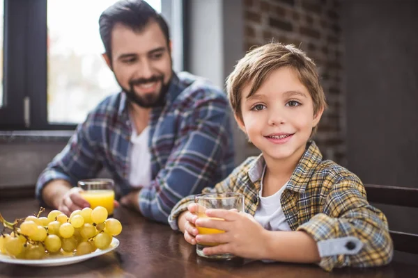 Father and son having breakfast — Stock Photo, Image