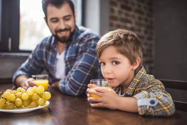 Far och son äter frukost — Stockfoto