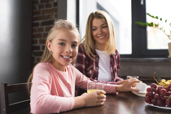 Mother and daughter having breakfast — Free Stock Photo