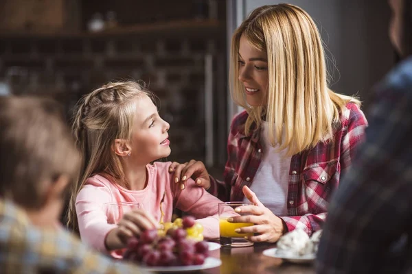 Mother and daughter having breakfast — Stock Photo, Image