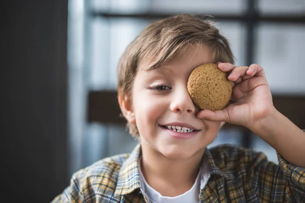 Улыбающийся мальчик с печеньем — стоковое фото