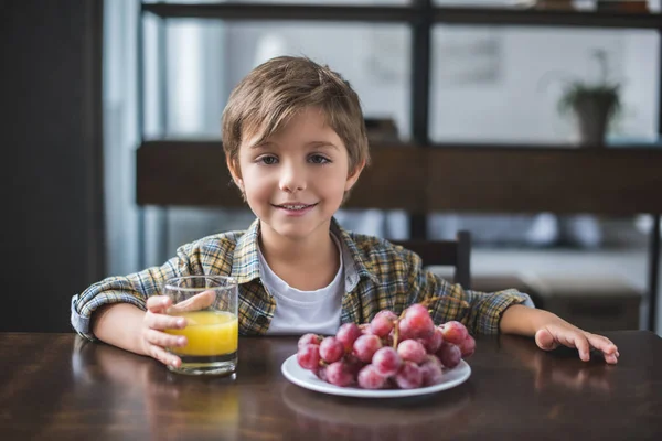 Mały chłopiec, podczas śniadania w domu — Zdjęcie stockowe