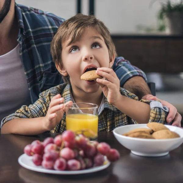 Menino comendo biscoito — Fotografia de Stock