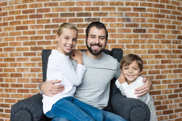 Hermanos alegres y padre — Foto de stock gratuita