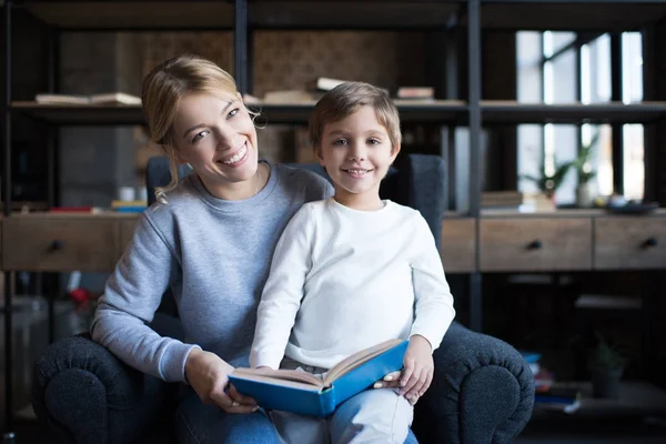 Mor och son med bok — Stockfoto