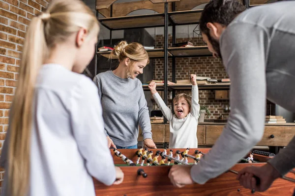 Familie spielt Tischkicker — Stockfoto