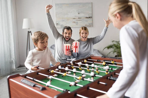 Geschwister spielen Tischkicker — Stockfoto