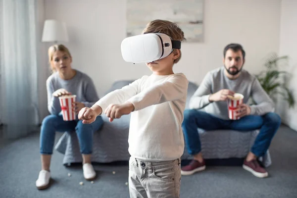 Criança brincando no fone de ouvido vr — Fotografia de Stock