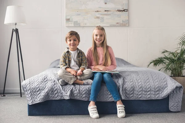 Hermanos sonrientes con la tableta —  Fotos de Stock