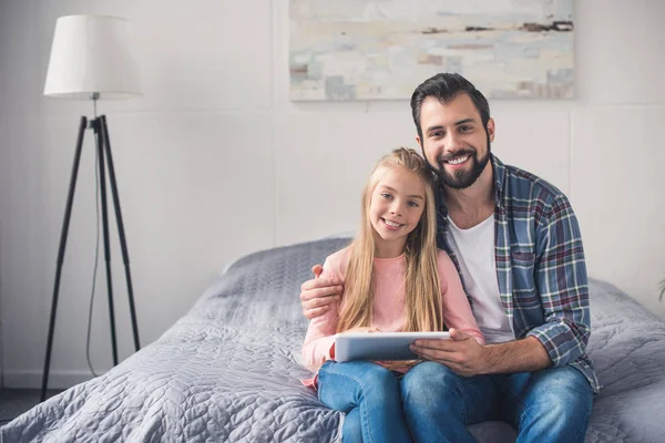 Far och dotter med tablett — Stockfoto