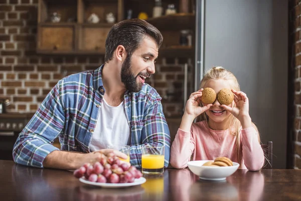 Apa és lánya reggelizik — Stock Fotó