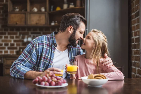 Père et fille prennent le petit déjeuner — Photo