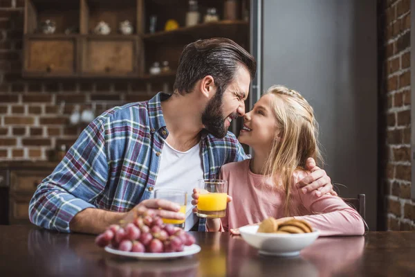 Pai e filha tomando café da manhã — Fotografia de Stock