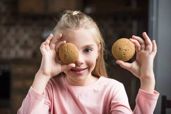 Niño sonriente con galletas — Foto de Stock