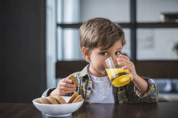 Little boy drinking juice — Stock Photo, Image