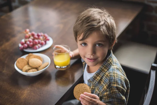 少年、自宅で朝食中  — 無料ストックフォト