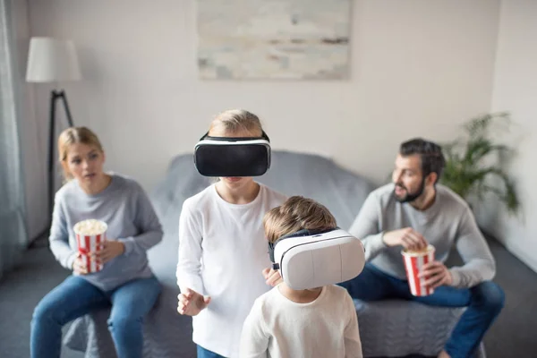 Дети в гарнитурах VR дома — стоковое фото