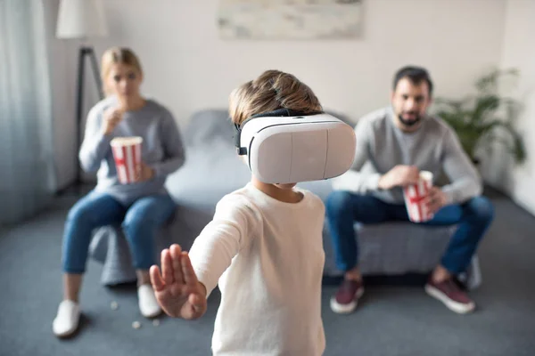 Kid playing in vr headset — Stock Photo, Image