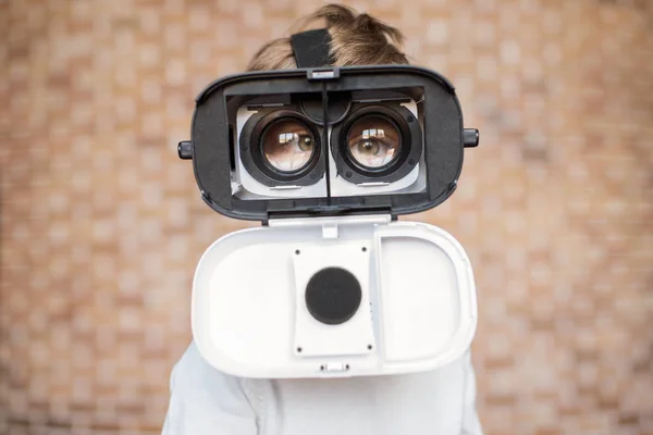 Kid in virtual reality headset — Stockfoto