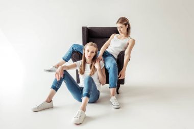 Lezbiyen çift koltuk üzerinde