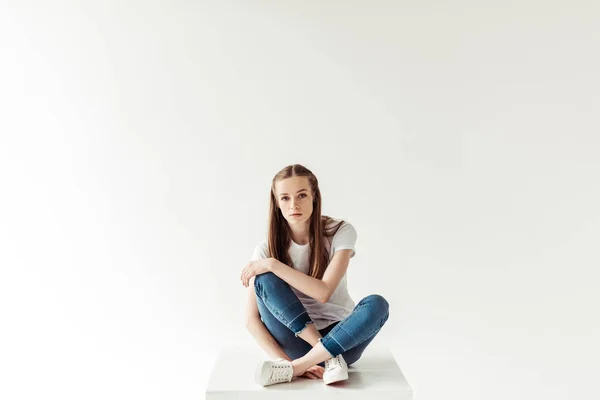 Femme en jean bleu et chemise blanche — Photo gratuite