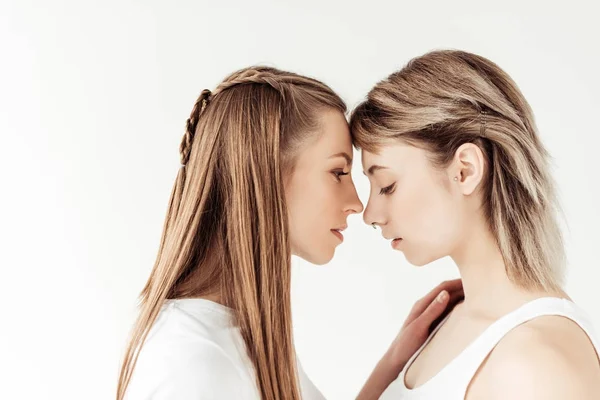 Lesbisk par stående ansikte mot ansikte — Stockfoto