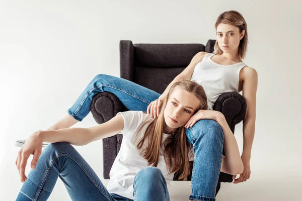 Pareja lesbiana en sillón — Foto de Stock