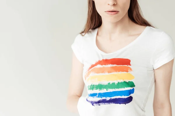 Mujer mostrando arco iris impreso — Foto de Stock