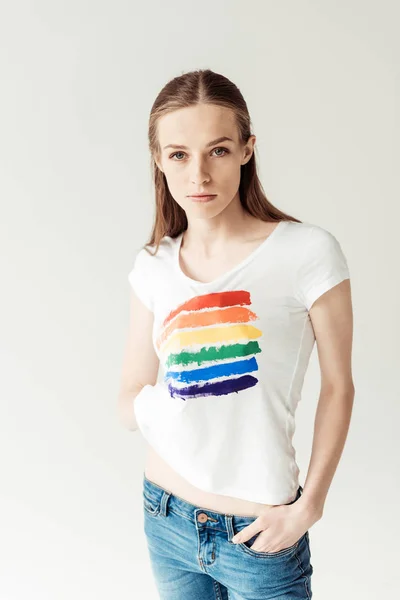 Žena ukazuje tištěné rainbow — Stock fotografie zdarma