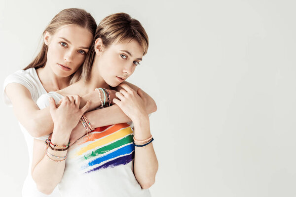 женщина обнимает подругу сзади
