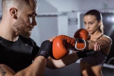 eğitmen ve kadın boksör