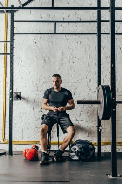 Spor donatımı ile genç boksör 