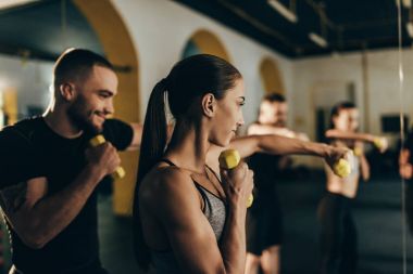 atletik çift dambıl ile egzersiz
