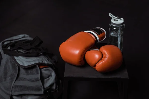 Luvas de boxe e garrafa de esportes — Fotografia de Stock