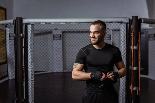 Boxer wickelt Hände mit Bandagen — Stockfoto